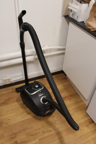 1575844-2 Street talkers and vacuum cleaners