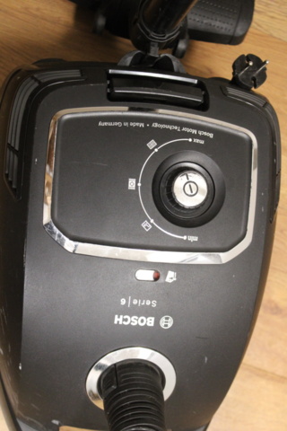 1575844-3 Street talkers and vacuum cleaners