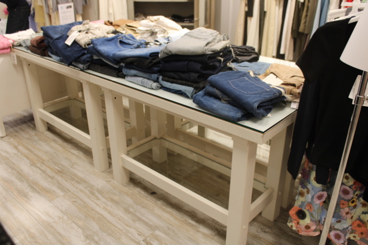 1575846-2 Display tables 4 pcs and glass shelves 5 pcs