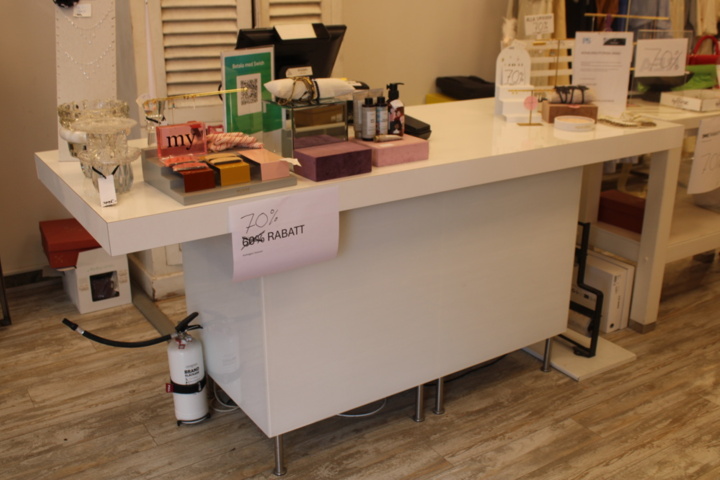 1575847-1 Cash register and mannequins