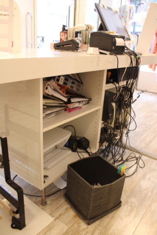1575847-4 Cash register and mannequins