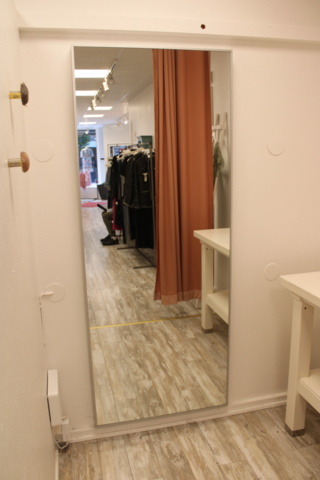 1575849-2 Gardiner 4 st, speglar och stolar