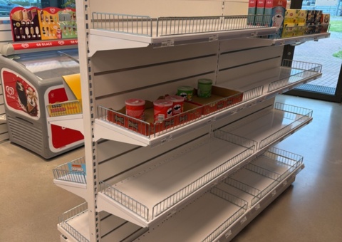 Butiksinredning med diverse detaljer