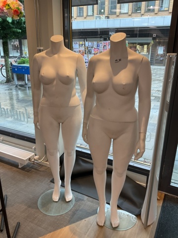 1473619-4 2 pcs. Mannequins