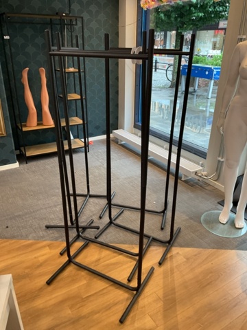 1473620-2 5 clothes racks