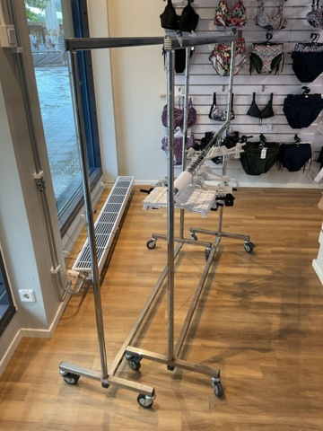 1473622-2 2 st. klädställningar på hjul
