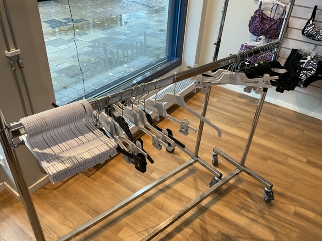 1473622-4 2 st. klädställningar på hjul
