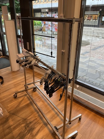 1473622-5 2 st. klädställningar på hjul