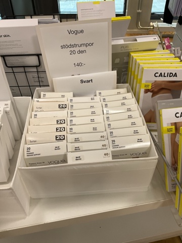 1473623-6 2st. bord med diverse strumpor, trosor och kalsonger