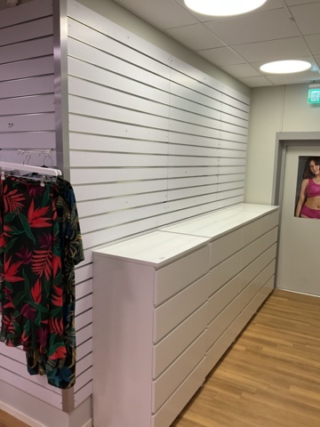 1473624-2 Diverse butikshyllor och spårpanel