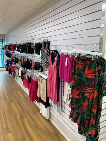 1473624-3 Diverse butikshyllor och spårpanel