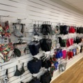 1473624-5 Diverse butikshyllor och spårpanel