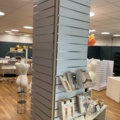 1473624-6 Diverse butikshyllor och spårpanel