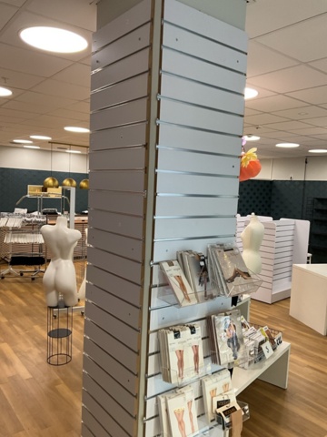 1473624-6 Diverse butikshyllor och spårpanel