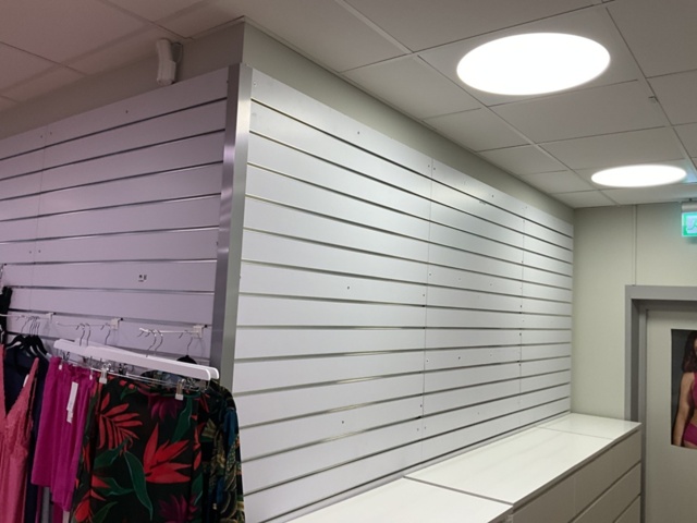1473624-16 Diverse butikshyllor och spårpanel