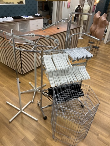 1473628-1 5 st. klädställningar