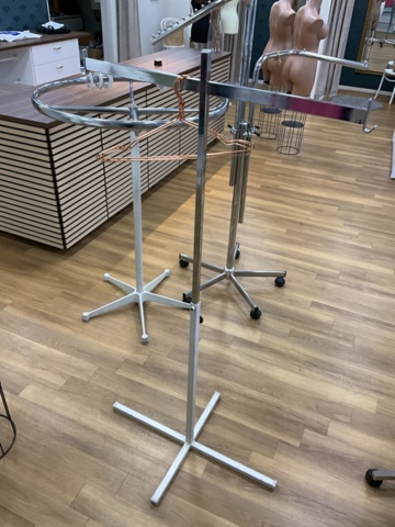 1473628-4 5 st. klädställningar