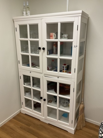 1473635-1 Display cabinet