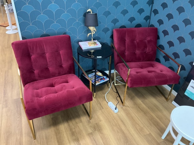 1473639-1 2 st. klädda loungefåtöljer och bord