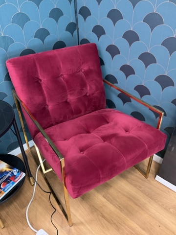 1473639-4 2 st. klädda loungefåtöljer och bord