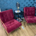1473639-8 2 st. klädda loungefåtöljer och bord