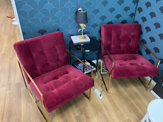 1473639-8 2 st. klädda loungefåtöljer och bord