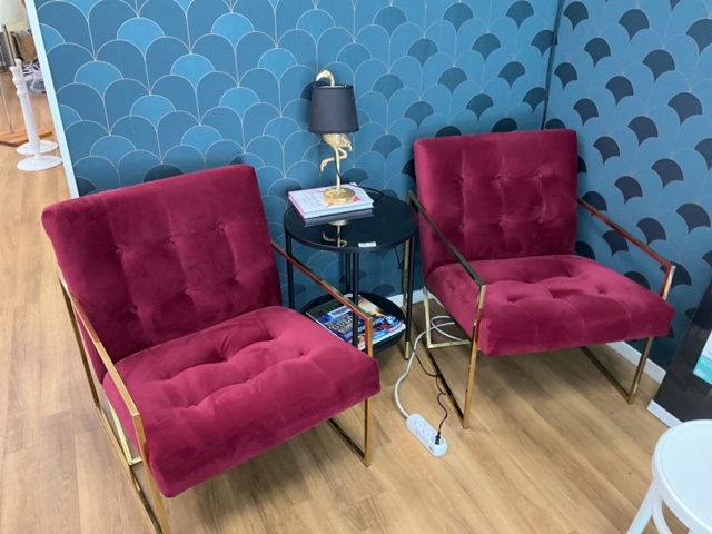 1473639-10 2 st. klädda loungefåtöljer och bord