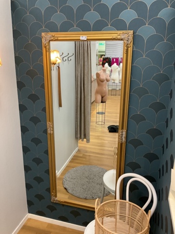 1473640-6 Everything in the fitting room