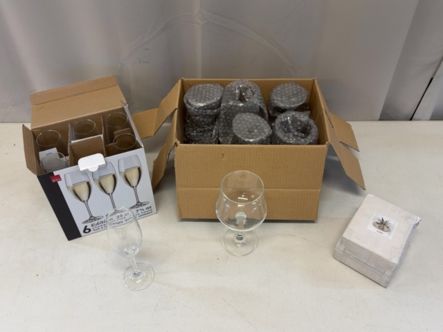 1506018-1 Samling med glas och ljushållare