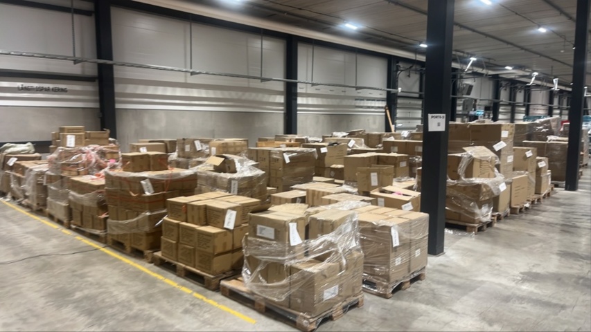 1572472-1 Product stock from 3 Webshops. 162 pallets of stock