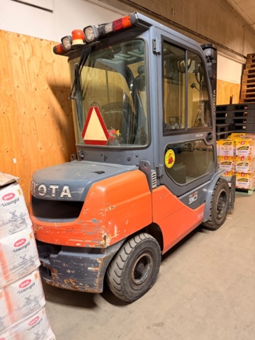 1422024-2 Gaffeltruck - Toyota - 8FDF30 Tonero - Endast 2632tim
