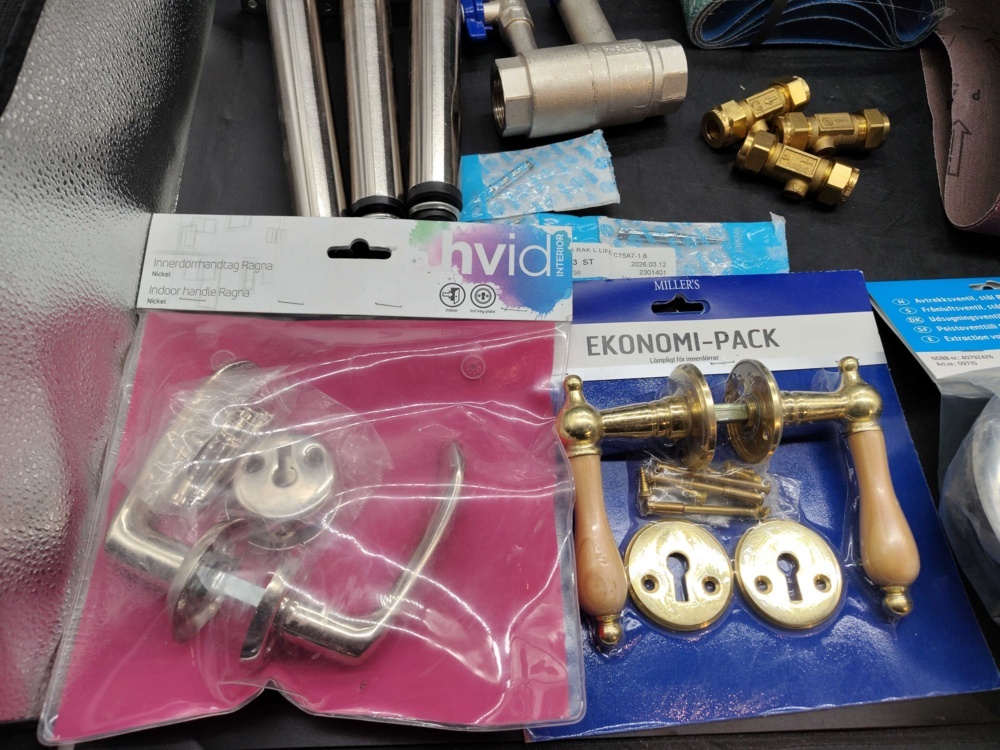 1576077-2 Mixed lot of building and plumbing materials - Sanding belts, fittings, valves and accessories