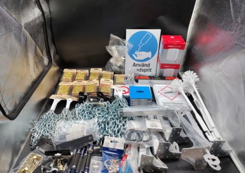 Mixed lot - Chains, fittings, signs and various accessories