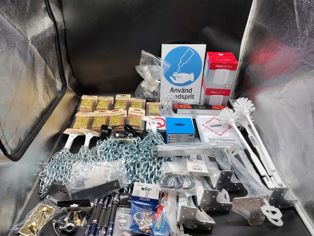 1576079-1 Mixed lot - Chains, fittings, signs and various accessories