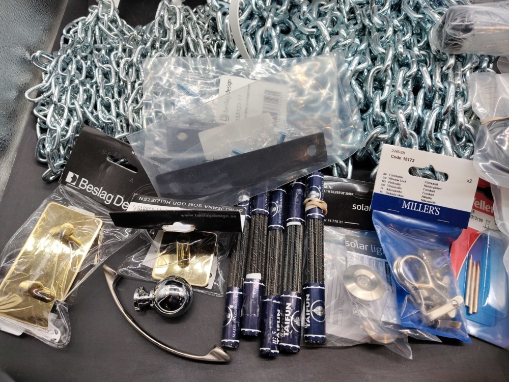 1576079-2 Mixed lot - Chains, fittings, signs and various accessories
