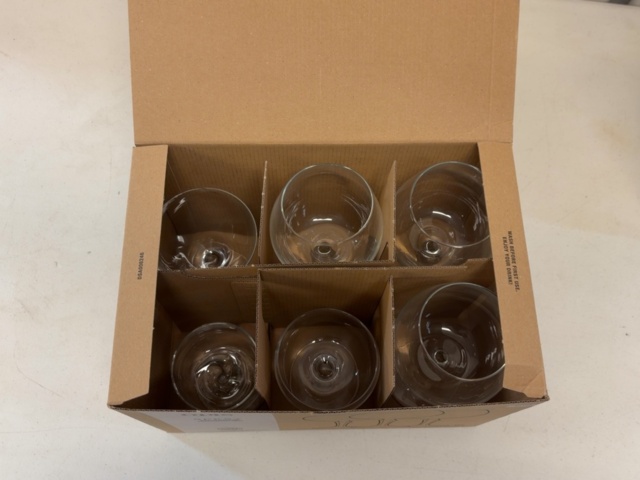 1506023-7 Collection of drinking glasses and champagne glasses