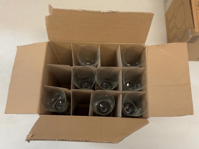 1506023-8 Collection of drinking glasses and champagne glasses