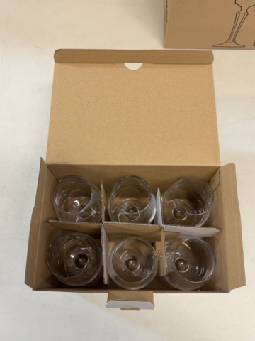 1506023-10 Collection of drinking glasses and champagne glasses