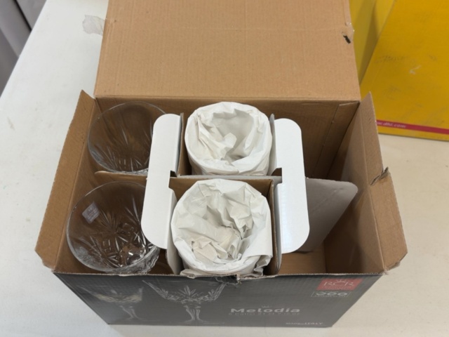 1506023-18 Collection of drinking glasses and champagne glasses