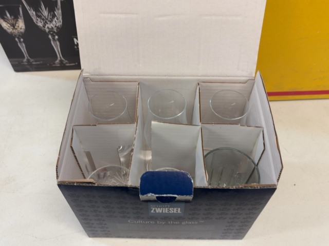 1506023-19 Collection of drinking glasses and champagne glasses