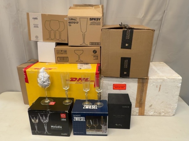 1506023-1 Collection of drinking glasses and champagne glasses
