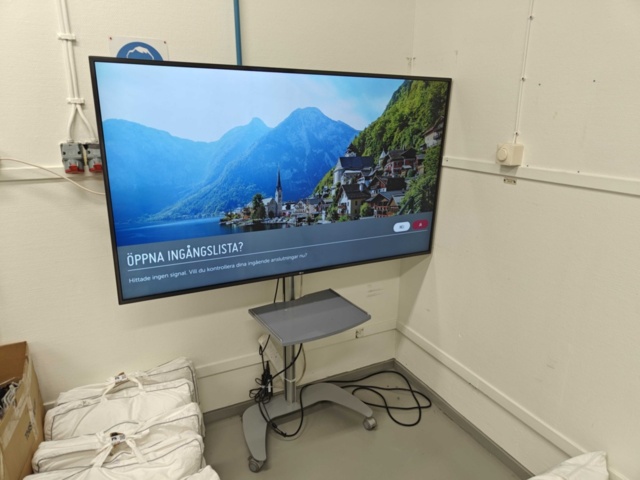 1564820-2 65" TV LG UH661V on stand