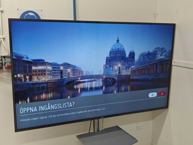 1564820-3 65" TV LG UH661V on stand