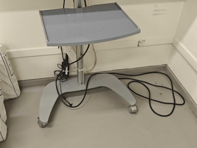1564820-4 65" TV LG UH661V on stand