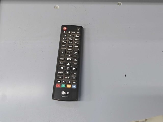1564820-5 65" TV LG UH661V on stand