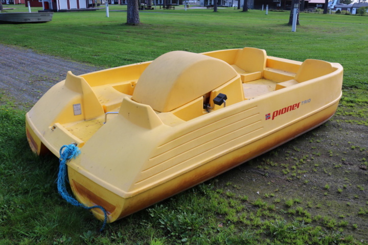 1515205-2 Pedal boat Pioneer Trio