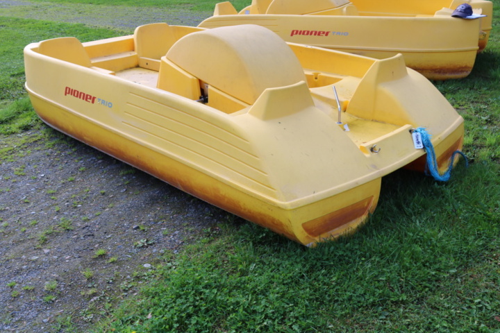 1515205-4 Pedal boat Pioneer Trio