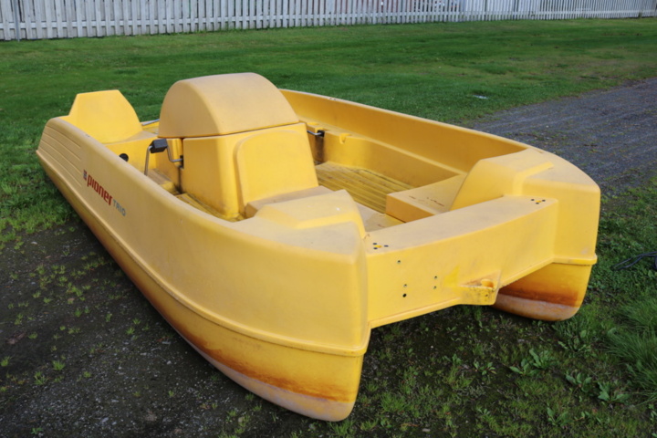 1515205-8 Pedal boat Pioneer Trio