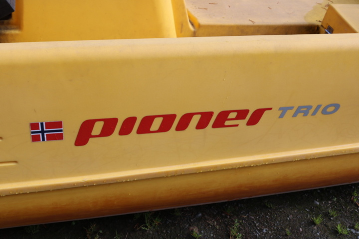 1515205-16 Pedal boat Pioneer Trio