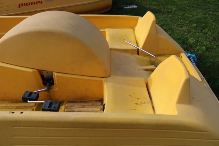 1515205-23 Pedal boat Pioneer Trio
